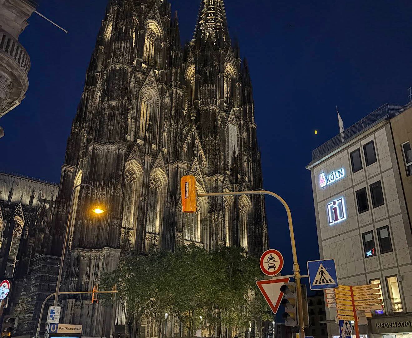 Kölner Dom bei Nacht in der Nähe des Pino's Standorts