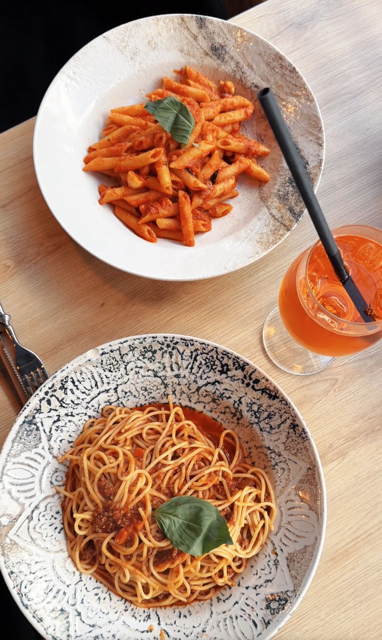 Pasta-Gerichte und Getränk auf einem Tisch